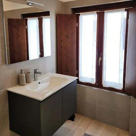 Apartament Casa Luini - New, Welcoming And Modern In The Historic Centre Of Como, With 2 Bedrooms And 1 Complete Bathroom And A Fully Equipped Kitchen