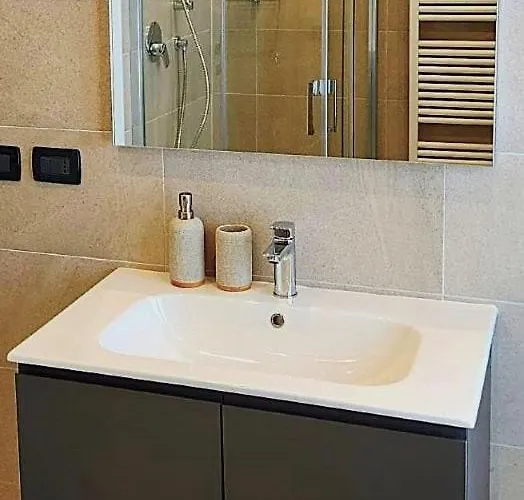 Casa Luini - New, Welcoming And Modern In The Historic Centre Of Como, With 2 Bedrooms And 1 Complete Bathroom And A Fully Equipped Kitchen
