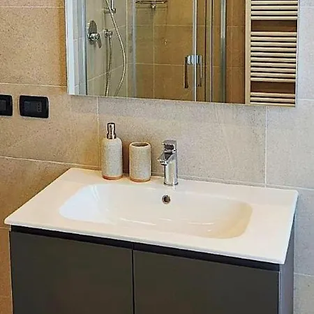 Casa Luini - New, Welcoming And Modern In The Historic Centre Of Como, With 2 Bedrooms And 1 Complete Bathroom And A Fully Equipped Kitchen