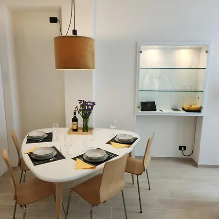 Casa Luini - New, Welcoming And Modern In The Historic Centre Of Como, With 2 Bedrooms And 1 Complete Bathroom And A Fully Equipped Kitchen Комо