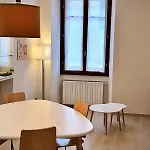 Lägenhet Casa Luini - New, Welcoming And Modern In The Historic Centre Of Como, With 2 Bedrooms And 1 Complete Bathroom And A Fully Equipped Kitchen Como
